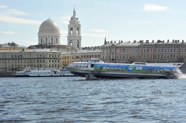 Saint Pete Neva nehrinde yüzen su kanatlarında gemi