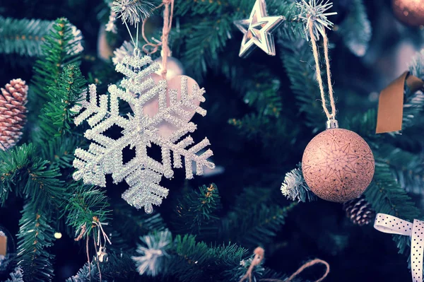 Neujahr weihnachtlicher Hintergrund mit Christbaumschmuck — Stockfoto