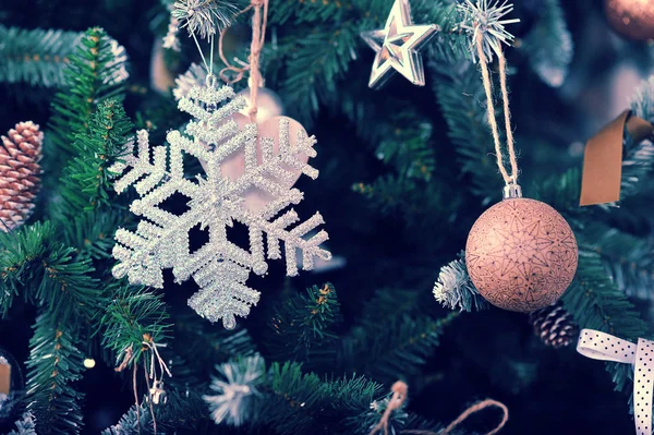 Nouvel an fond de Noël avec décorations sapin de Noël — Photo