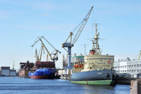 Arctische icebreaker "Krasin" aan de kade van de luitenant Schmidt — Stockfoto