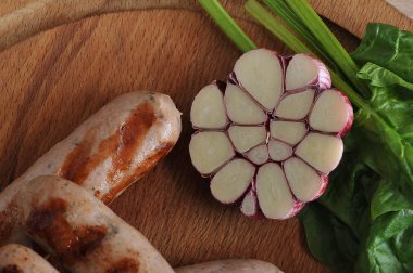 sarımsak ve Bavyera sosis başkanı arasında ikiye böldüm