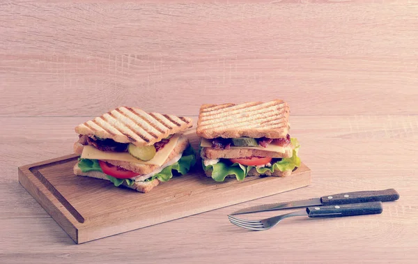Två lager sandwich med bacon och kycklingfilé — Stockfoto