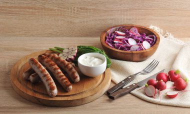 domuz sucuğu sosis sosu, ıspanak ve sarımsak, bir sal ile ızgara