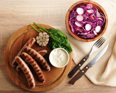 Kızarmış sosis ızgara krema sos ve salata radi