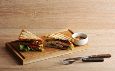 pastırma ve tavuk göğsü üzerinde bir woode ile iki üçgen sandviç