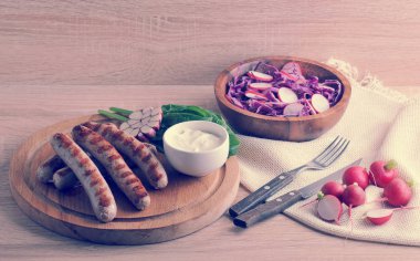 domuz sucuğu sosis sosu, ıspanak ve sarımsak, bir sal ile ızgara