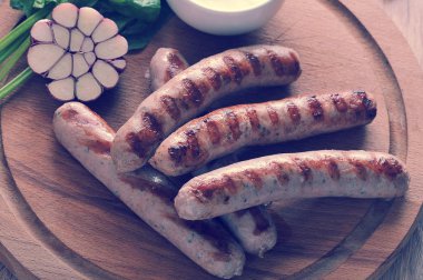 ızgara domuz sucuğu sosis sosu, ıspanak ve sarımsak ile