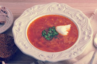 dereotu, ekşi krema ve siyah ekmek bir kase çorba