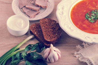 dereotu, ekşi krema, sığır eti ve wo siyah ekmek bir kase çorba