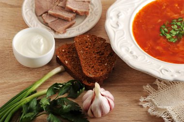 dereotu, ekşi krema, sığır eti ve wo siyah ekmek bir kase çorba