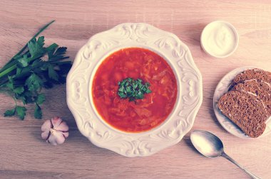 dereotu, ekşi krema ve siyah ekmek bir kase çorba