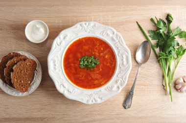 dereotu, ekşi krema ve siyah ekmek bir kase çorba 