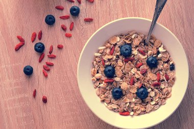 Sağlıklı kahvaltı - Goji meyveleri Mısır gevreği ile