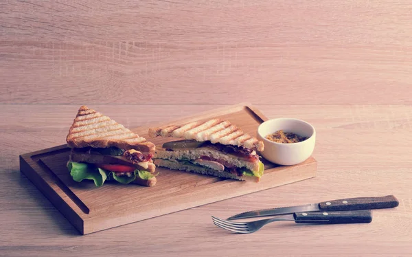 Dos sándwich triangular con tocino y pechuga de pollo en un woode — Foto de Stock