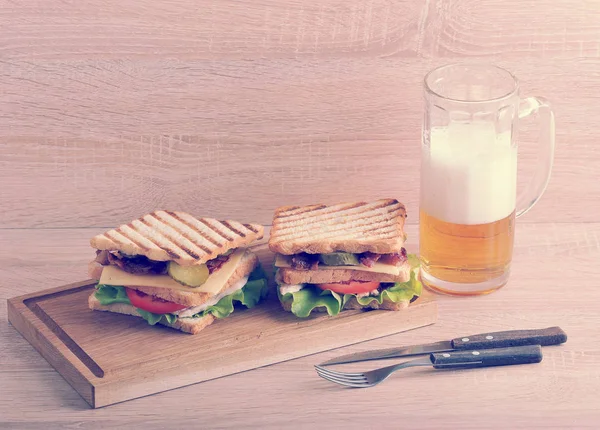 Dos capas de sándwich con tocino y pechuga de pollo en una madera B — Foto de Stock