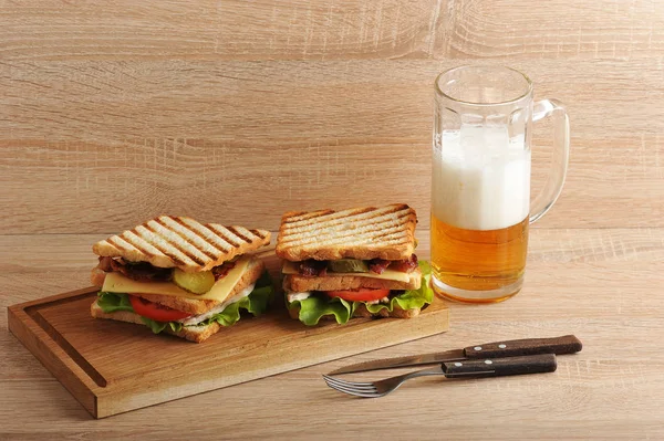 Dos capas de sándwich con tocino y pechuga de pollo en una madera B — Foto de Stock
