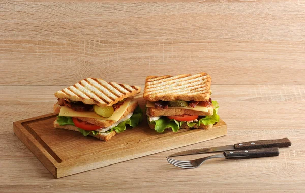 Sándwich de dos capas con panceta y pechuga de pollo — Foto de Stock