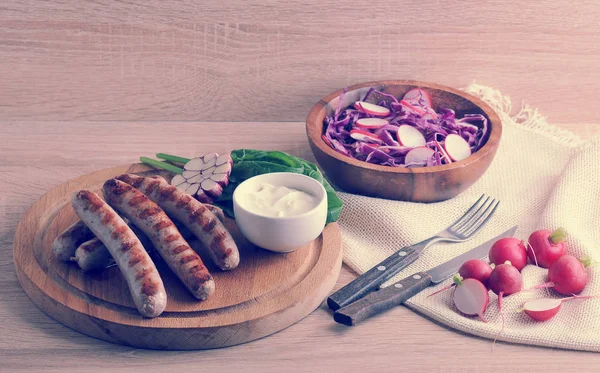 domuz sucuğu sosis sosu, ıspanak ve sarımsak, bir sal ile ızgara