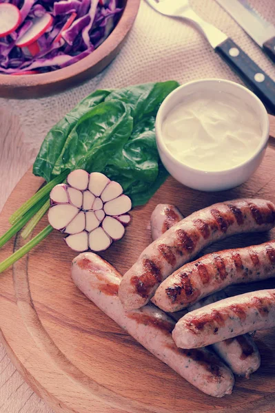 Grillwürste mit Sauce, Spinat und Knoblauch — Stockfoto