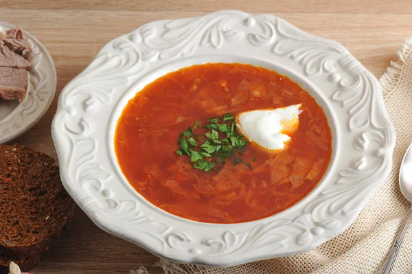 dereotu, ekşi krema ve siyah ekmek bir kase çorba