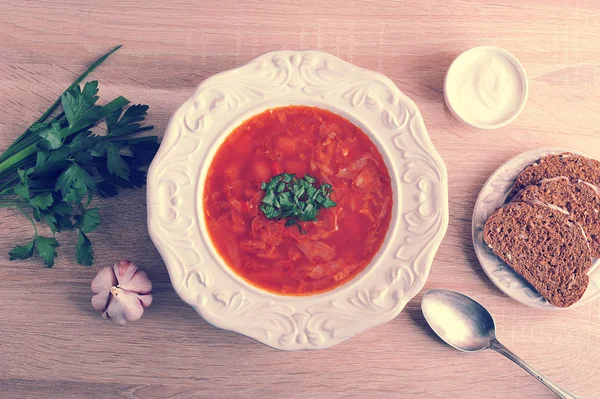 dereotu, ekşi krema ve siyah ekmek bir kase çorba