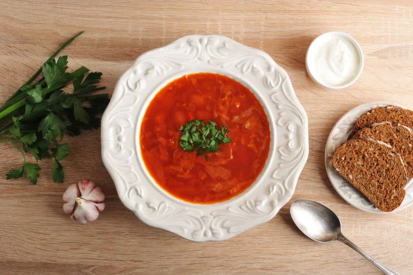 dereotu, ekşi krema ve siyah ekmek bir kase çorba