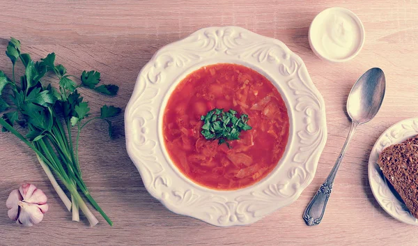 dereotu, ekşi krema ve ahşap b siyah ekmek bir kase çorba