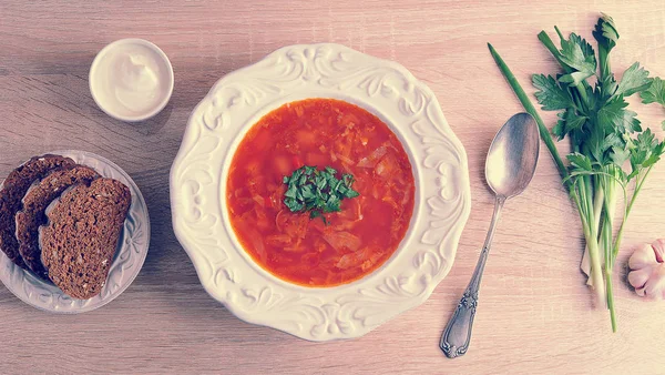 dereotu, ekşi krema ve siyah ekmek bir kase çorba 