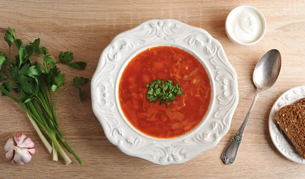 dereotu, ekşi krema ve ahşap b siyah ekmek bir kase çorba