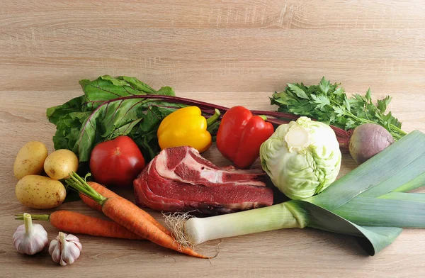 Carne de coleção de sopa vegetal - batatas, tomates, cenouras, ga — Fotografia de Stock