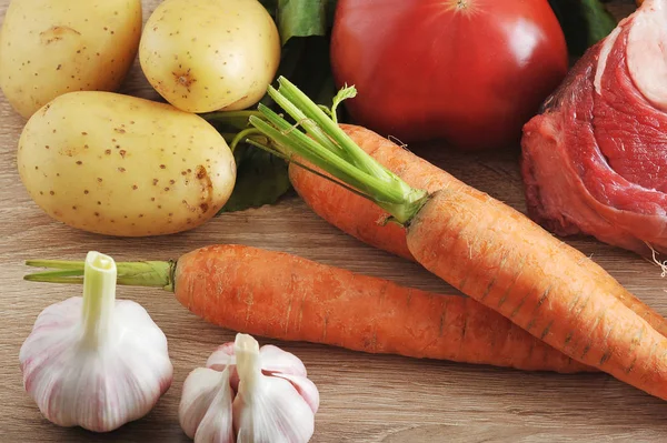 La sopa vegetal la carne - las patatas, los tomates, la zanahoria, la ga — Foto de Stock