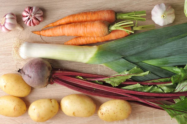 Conjunto de verduras crudas para una alimentación saludable, puerro, remolacha, patatas , — Foto de Stock
