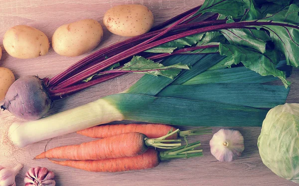 Conjunto de verduras crudas para una alimentación saludable, puerro, remolacha, patatas , — Foto de Stock