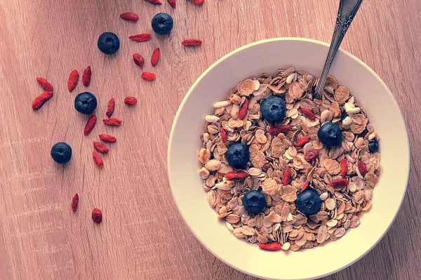 Sağlıklı kahvaltı - Goji meyveleri Mısır gevreği ile