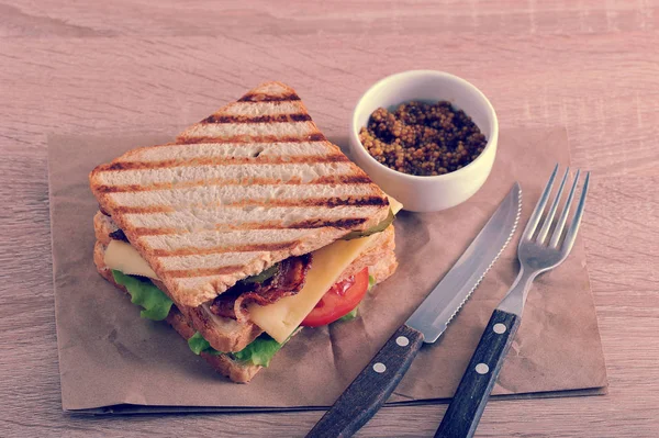 Sándwich con tocino, queso, tomate y mostaza Dijon — Foto de Stock