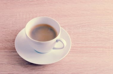 uçan daire ahşap arka plan üzerinde beyaz fincan kahve