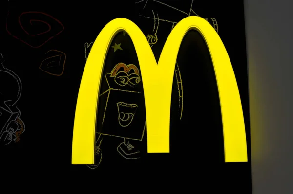 Caixa de luz do logotipo amarelo McDonald 's à noite — Fotografia de Stock