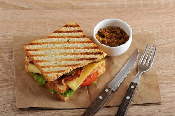 Sándwich con tocino, queso, tomate y mostaza Dijon — Foto de Stock