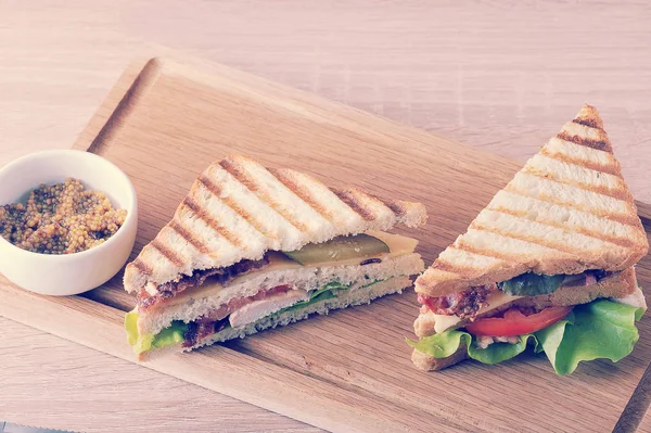 Dos sándwich triangular con panceta y pechuga de pollo y blanco — Foto de Stock