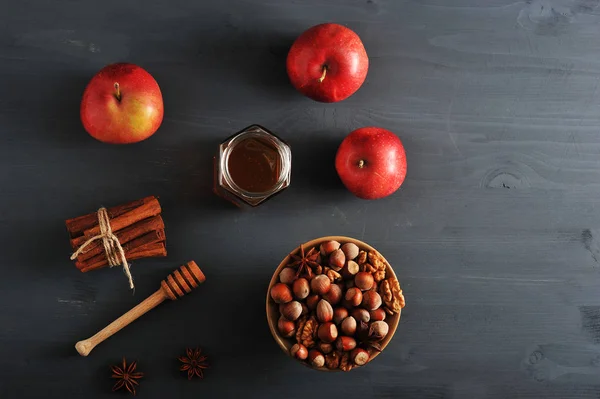 Осінній урожай - яблука, мед, горіхи — стокове фото