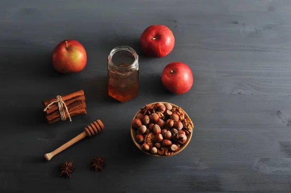 Осінній урожай - яблука, мед, горіхи — стокове фото