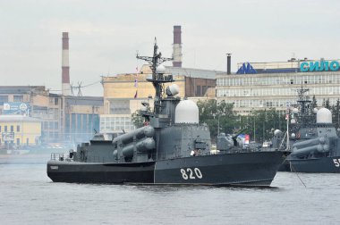 savaş gemisi Chuvashiya onuruna d geçit töreninde Neva Nehri'nde