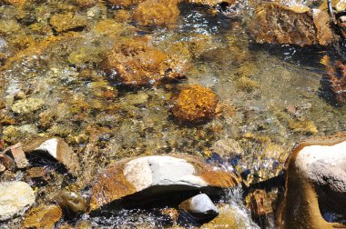 dağ dere ile temiz dağlarda soğuk su