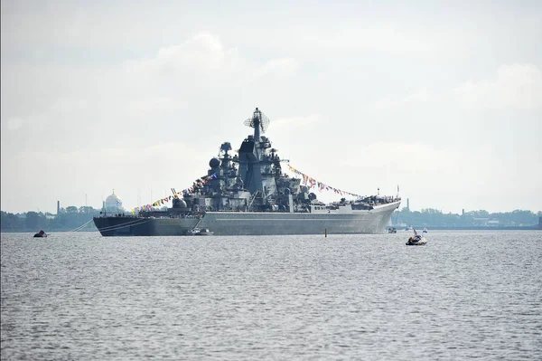 Cruiser Peter the Great on parade in Kronstadt in honor of the d — Stock Photo, Image