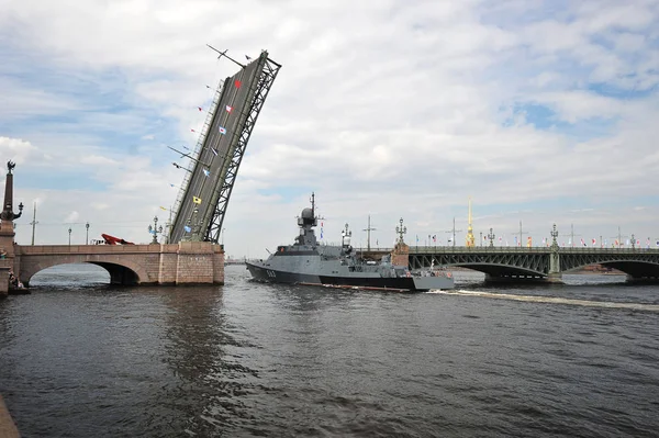 Okręt "Serpukhov" przechodzi przez rozwiedzionego akrobacyjne most Liteiny — Zdjęcie stockowe