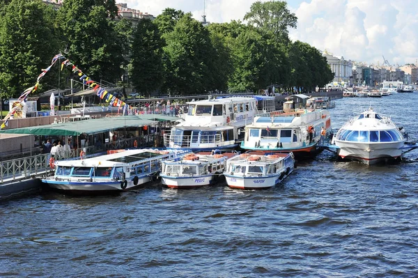Cruising tourist ships dock on the Neva river in St. Petersburg — Stock Photo, Image