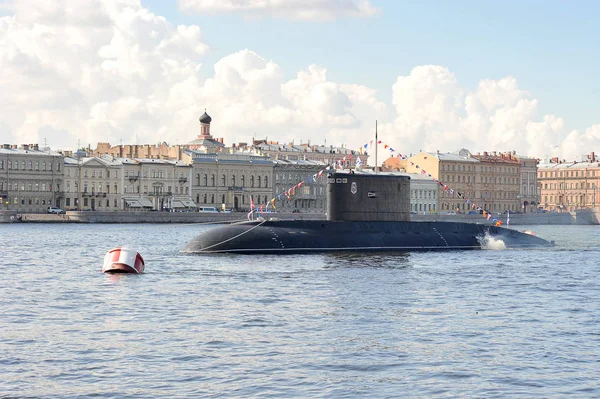Submarino en el río Neva en San Petersburgo en desfile marino —  Fotos de Stock