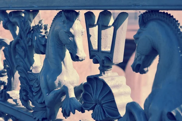 Balustrades de fer de la clôture avec des chevaux sur le pont Blagoveshchensky — Photo