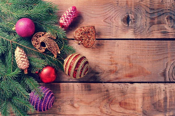 Juguetes de fondo de Navidad en el árbol de Navidad en respaldo de madera —  Fotos de Stock