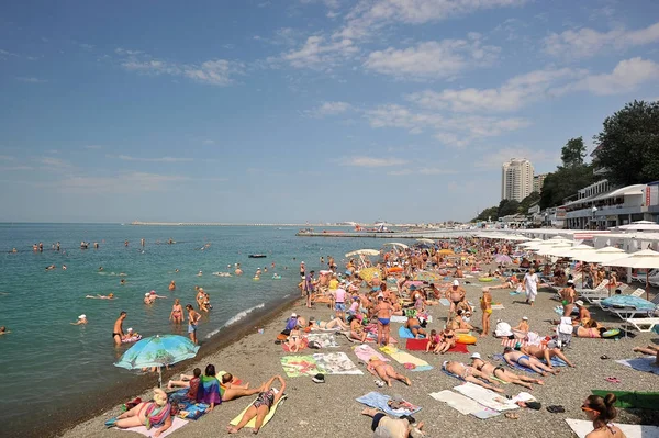 Plaży miejskiej w mieście Soczi z dużą liczbę peopl — Zdjęcie stockowe